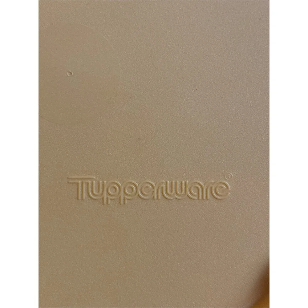 Tupperware‎ Replacement Lid #2541-D2 w/Butterfly Tab - Yellow